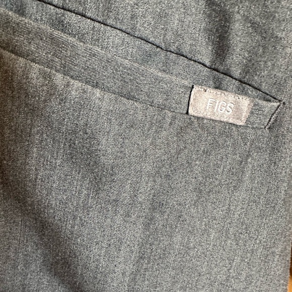 FIGS charcoal gray scrubs top. Size XL - Picture 3 of 6